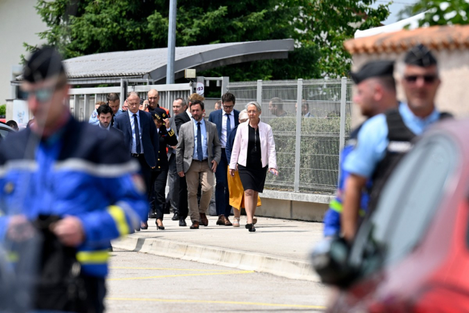 FRANÇA-ESCOLA-ATAQUE-EDUCAÇÃO