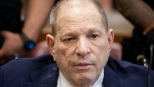 Harvey Weinstein é considerado culpado por uma acusação de agressão sexual