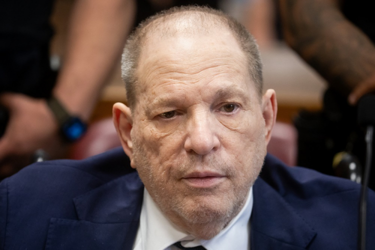 Harvey Weinstein é considerado culpado por uma acusação de agressão sexual
