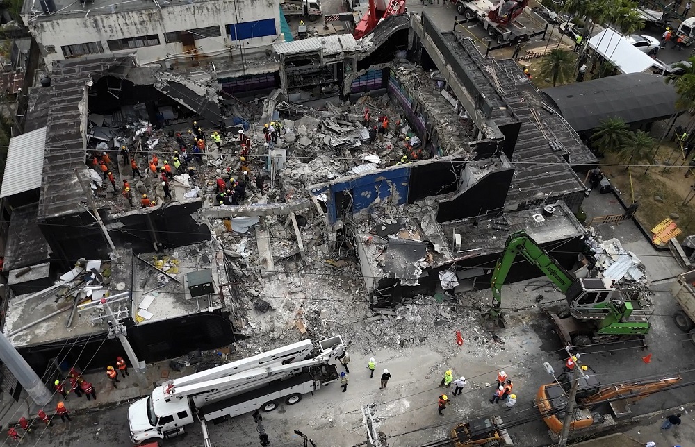 Vista aérea mostra equipes de resgate trabalhando na boate Jet Set um dia após o desabamento do teto em Santo Domingo