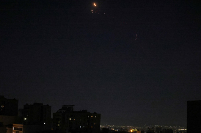 Defesas aéreas iranianas teriam interceptado projéteis israelenses sobre a capital Teerã