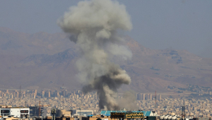 Fumaça sobe após uma explosão no centro de Teerã