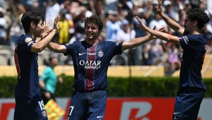 O meio-campista sul-coreano Kang-in Lee (#19), do Paris Saint-Germain, comemora com os companheiros após marcar