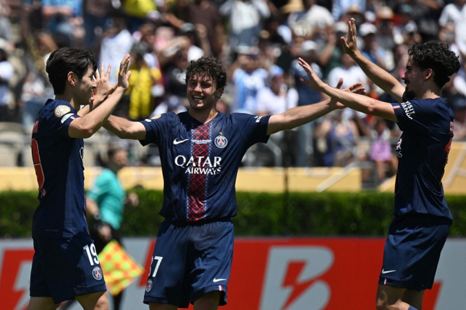O meio-campista sul-coreano Kang-in Lee (#19), do Paris Saint-Germain, comemora com os companheiros após marcar