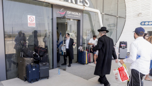 Passageiros israelenses se preparam para deixar o Porto de Limassol rumo a Israel