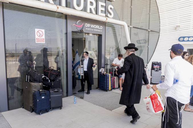 Passageiros israelenses se preparam para deixar o Porto de Limassol rumo a Israel