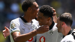 Jobe Bellingham, meio-campista inglês do Borussia Dortmund (#77), é cumprimentado pelos companheiros após marcar o terceiro gol da equipe
