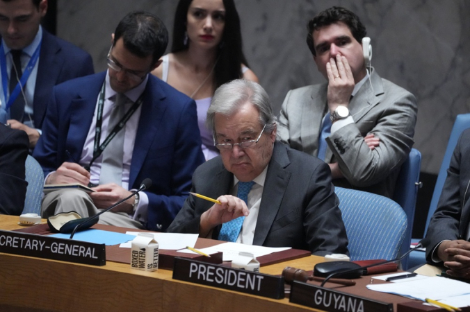 O secretário-geral da ONU, António Guterres, observa durante reunião de emergência do Conselho de Segurança das Nações Unidas