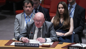 O embaixador russo na ONU, Vassily Nebenzia, discursa durante reunião de emergência do Conselho de Segurança das Nações Unida