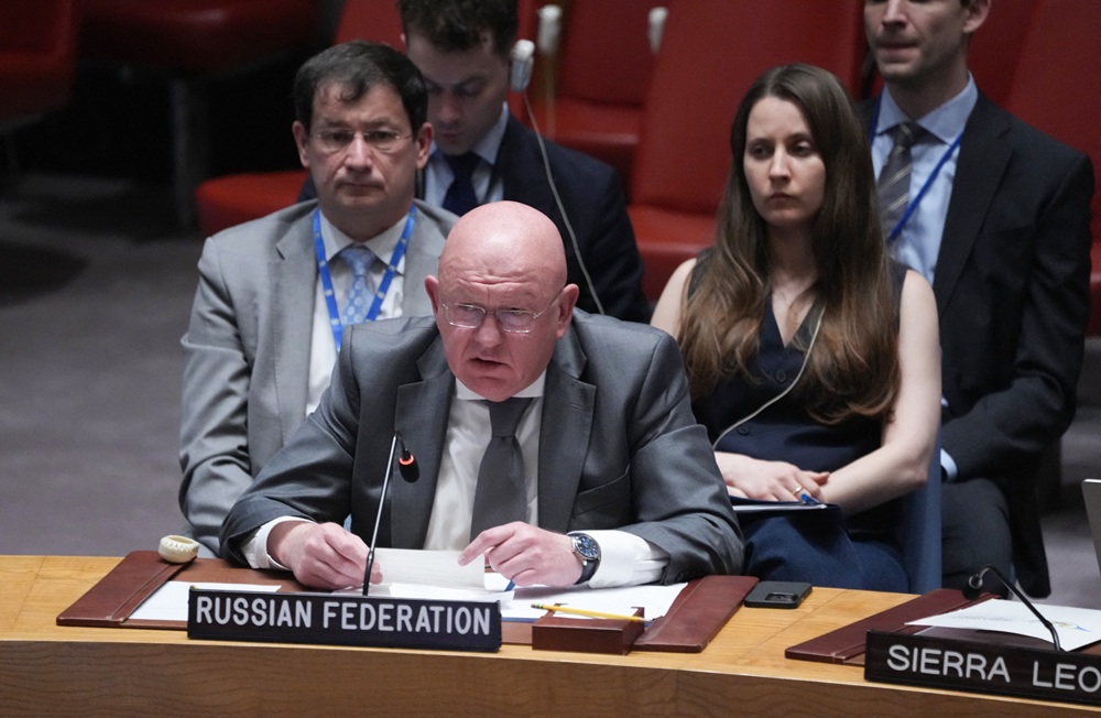 O embaixador russo na ONU, Vassily Nebenzia, discursa durante reunião de emergência do Conselho de Segurança das Nações Unida