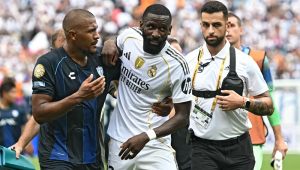 O atacante venezuelano do Pachuca, nº 23, Salomón Rondón (à esq.), discute com o zagueiro alemão do Real Madrid, nº 22, Antonio Rüdiger (centro), ao fim da partida