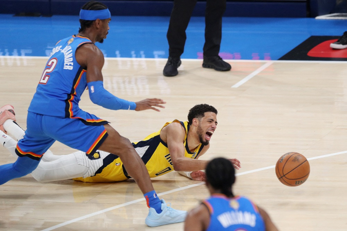 Tyrese Haliburton, do Indiana Pacers, se machuca no primeiro quarto do jogo 7 das Finais da NBA