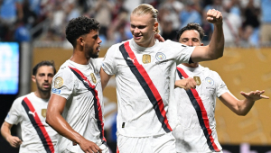 O atacante norueguês Erling Haaland (dir.), do Manchester City, comemora com o meio-campista português Matheus Nunes após marcar o terceiro gol da equipe