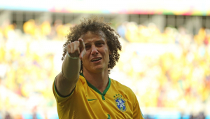 David Luiz, do Brasil, emocionado comemora a vitória por 3 a 2 na disputa por pênaltis contra o Chile