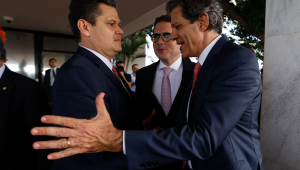 O ministro da Fazenda, Fernando Haddad (d), cumprimenta o presidente do Senado, Davi Alcolumbre (União-AP)(e), na chegada ao Palácio da Alvorada