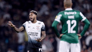 Martínez, do Corinthians, e Mayke, do Palmeiras, durante a decisão o Campeonato Paulista