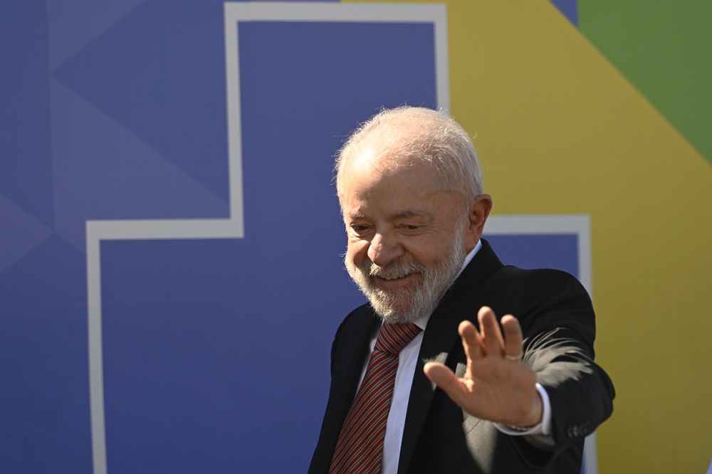 O presidente brasileiro Luiz Inácio Lula da Silva participa de uma cerimônia de lançamento de um programa para ampliar o acesso a serviços públicos de saúde no Palácio do Planalto