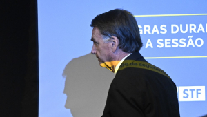 O ex-presidente do Brasil Jair Bolsonaro senta-se diante do juiz do Supremo Tribunal Federal Alexandre de Moraes