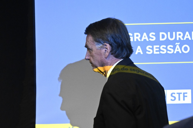 O ex-presidente do Brasil Jair Bolsonaro senta-se diante do juiz do Supremo Tribunal Federal Alexandre de Moraes