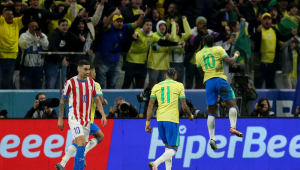 Vinicius Júnior comemora após marcar o único gol da vitória brasileira sobre o Paraguai, em Itaquera