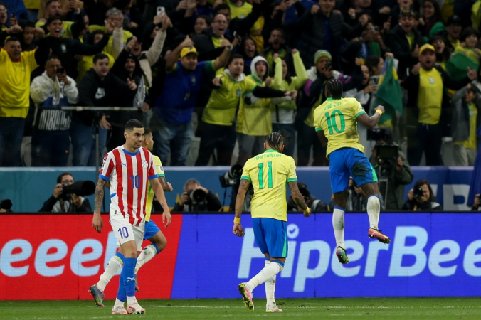 Vinicius Júnior comemora após marcar o único gol da vitória brasileira sobre o Paraguai, em Itaquera