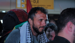 Thiago Ávila chega ao Brasil após ser deportado de Israel e é recebido por grupo pró-Palestina