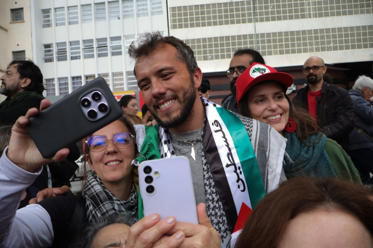 Thiago Ávila participou do ato que pede cessar-fogo em Gaza