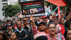 Manifestantes participam de um ato pró-Palestina, pedindo pelo cessar- fogo imediato em Gaza, com concentração na Praça Roosevelt, no centro de São Paulo