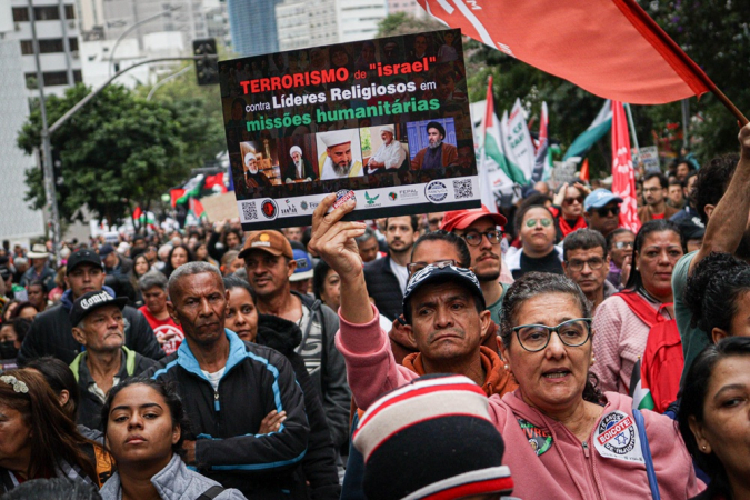 Manifestantes participam de um ato pró-Palestina, pedindo pelo cessar- fogo imediato em Gaza, com concentração na Praça Roosevelt, no centro de São Paulo