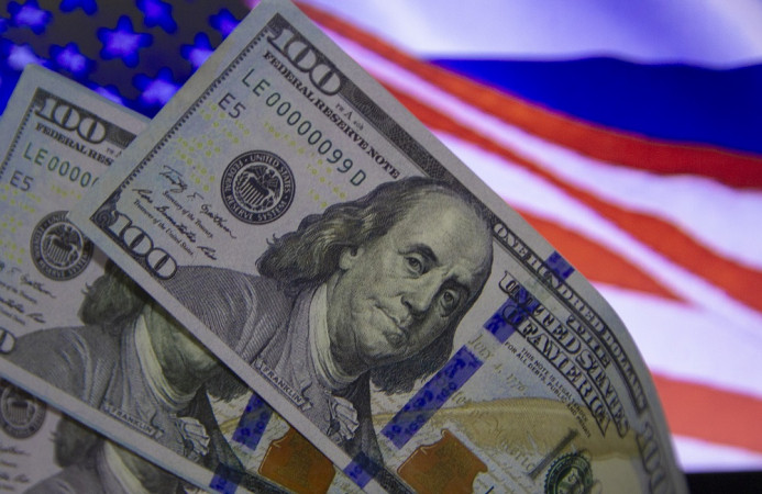 Dólar sobe e fecha a R$ 5,51 com questões técnicas e tombo do petróleo