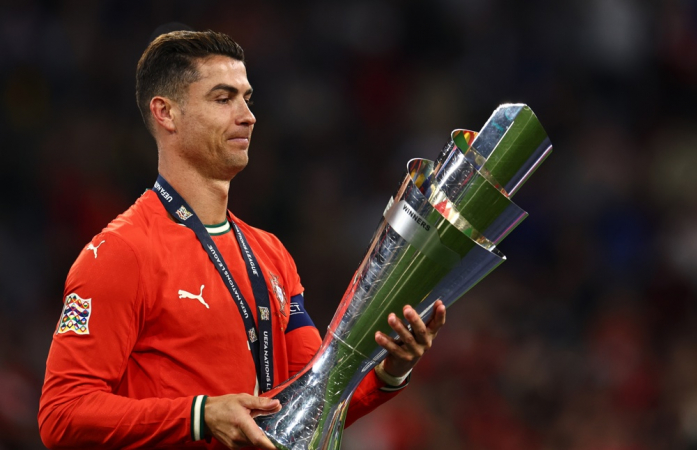 Após título com Portugal, Cristiano Ronaldo encerra mistério sobre onde vai jogar neste ano 3 Cristiano Ronaldo, de Portugal, observa o troféu após a final da Liga das Nações