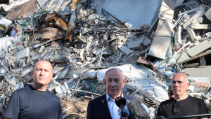 O primeiro-ministro de Israel, Benjamin Netanyahu, faz uma declaração durante visita ao Instituto Weizmann de Ciências, atingido por mísseis iranianos na cidade de Rehovot