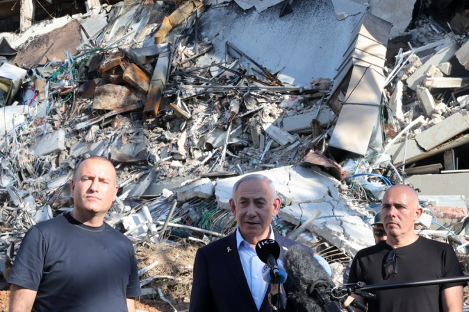 O primeiro-ministro de Israel, Benjamin Netanyahu, faz uma declaração durante visita ao Instituto Weizmann de Ciências, atingido por mísseis iranianos na cidade de Rehovot