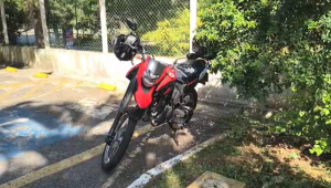 Moto roubada durante fuga de criminosos em São Paulo e recuperada pela polícia