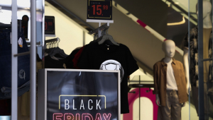 Fachada de lojas na Avenida Paulista com ofertas da Black Friday