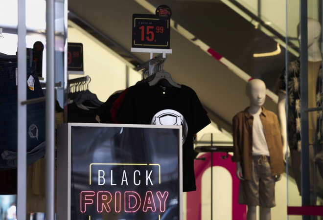Fachada de lojas na Avenida Paulista com ofertas da Black Friday
