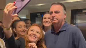 Jair Bolsonaro tira foto com apoiadores no hotel em que ficou hospedado em Goiânia