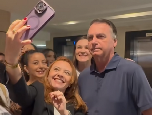 Jair Bolsonaro tira foto com apoiadores no hotel em que ficou hospedado em Goiânia