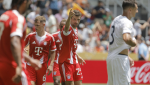 Thomas Müller (ao centro), do Bayern de Munique, comemora um gol contra o Auckland City