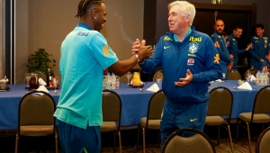 Vinicius Jr. e Carlo Ancelotti se cumprimentam em hotel em São Paulo