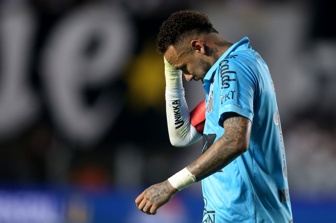 Neymar deixa o campo após ser expulso contra o Botafogo, na Vila Belmiro