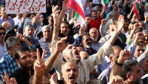 Iranianos gritam palavras de ordem durante manifestação contra os Estados Unidos e Israel, em Teerã