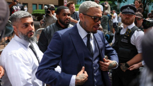 Chris Brown se declara inocente em processo de agressão em boate em Londres