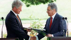 Os presidentes Bill Clinton (e), dos Estados Unidos, e Fernando Henrique Cardoso, do Brasil, se cumprimentam após assinarem acordo sobre educação no Palácio da Alvorada