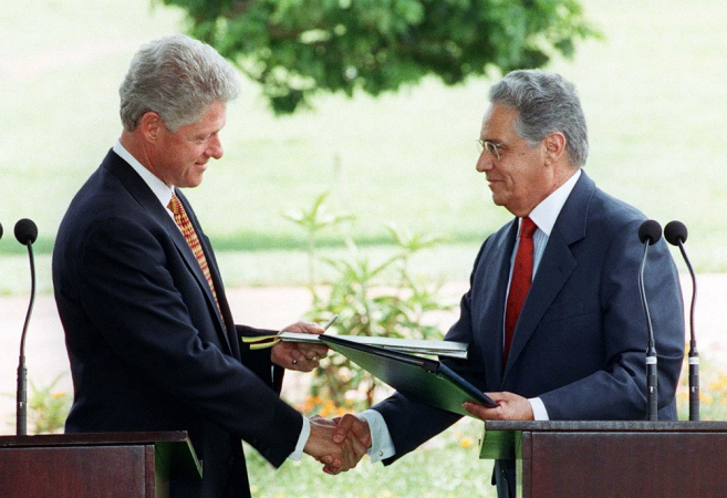 Os presidentes Bill Clinton (e), dos Estados Unidos, e Fernando Henrique Cardoso, do Brasil, se cumprimentam após assinarem acordo sobre educação no Palácio da Alvorada
