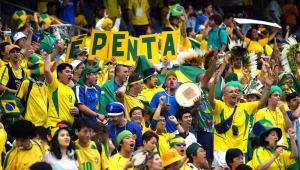 A torcida da Seleção Brasileira faz festa nas arquibancadas do Yokohama International Stadium durante a partida final entre Brasil e Alemanha