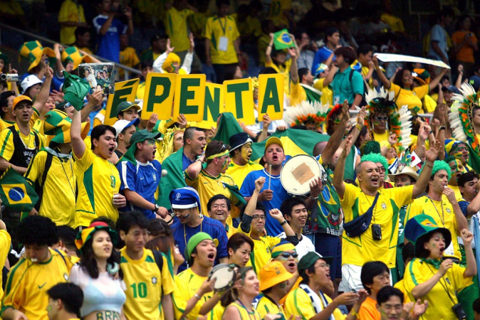 A torcida da Seleção Brasileira faz festa nas arquibancadas do Yokohama International Stadium durante a partida final entre Brasil e Alemanha