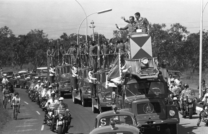 Seleção brasileira desfila em carro aberto em Brasília após a conquista do tri