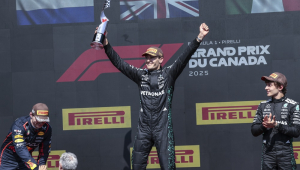 George Russell, do Reino Unido (ao centro), comemora a vitória no pódio ao lado de Max Verstappen, da Red Bull (à esquerda), segundo colocado, e Andrea Kimi Antonelli, também da Mercedes (à direita), terceiro
