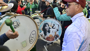Pessoas participam de um protesto nesta quarta-feira (18), na Praça de Maio, em Buenos Aires